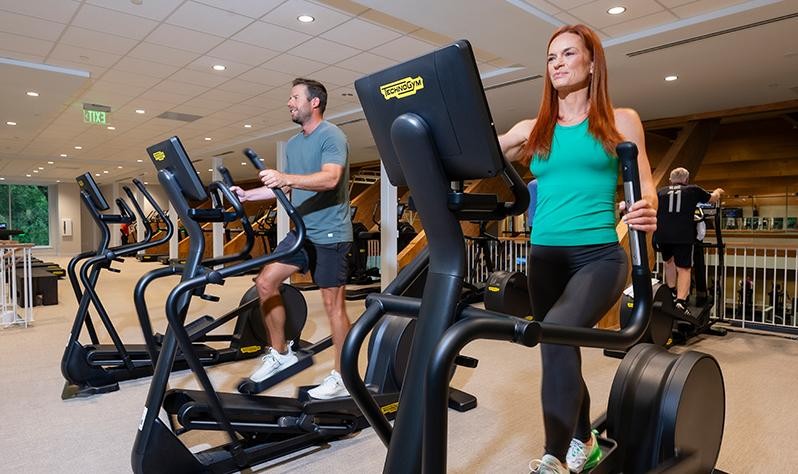 Fitness Center | Training teaching yoga to a girl